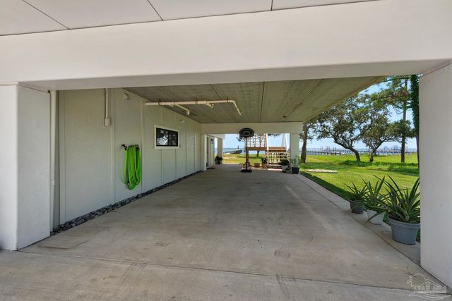 2829 Bay St, Gulf Breeze, FL 32563