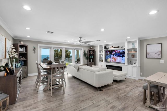 2829 Bay St, Gulf Breeze, FL 32563