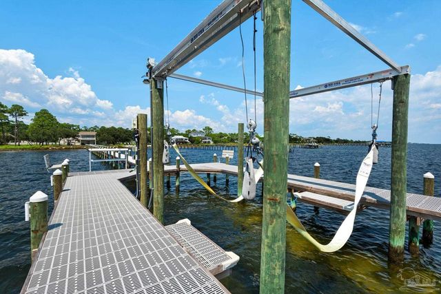 2829 Bay St, Gulf Breeze, FL 32563