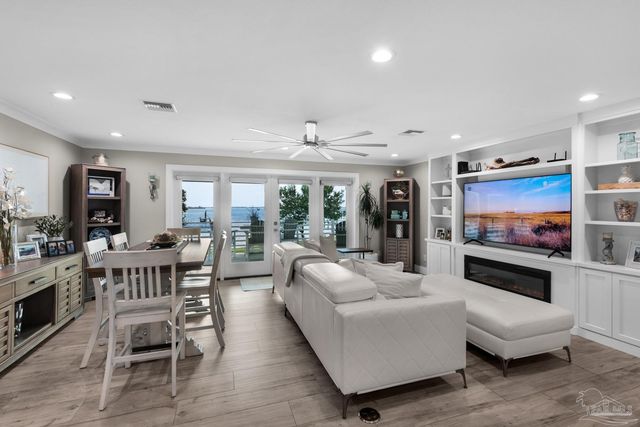 2829 Bay St, Gulf Breeze, FL 32563