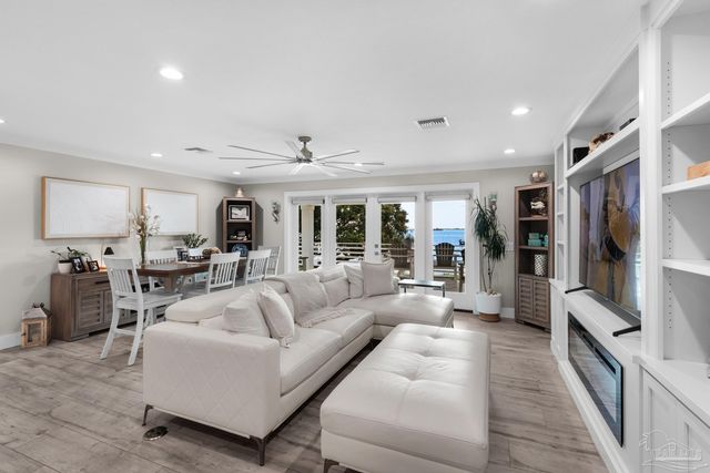 2829 Bay St, Gulf Breeze, FL 32563