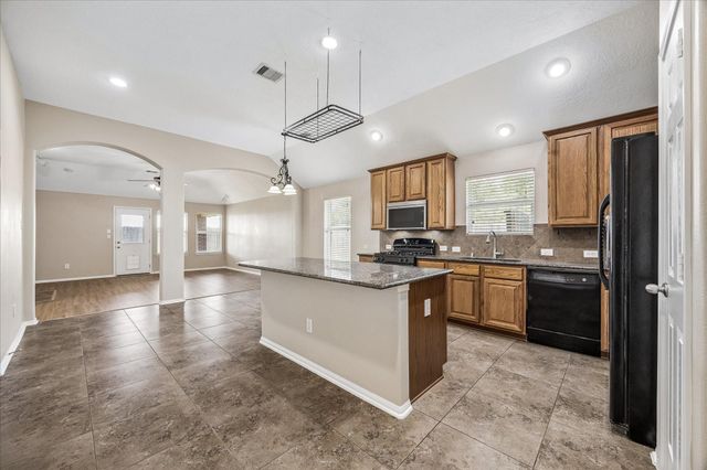 2404 Avalon Trace Lane, Pearland, TX 77581