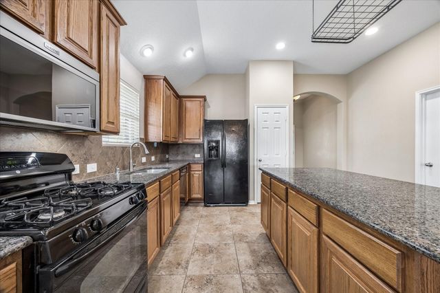 2404 Avalon Trace Lane, Pearland, TX 77581