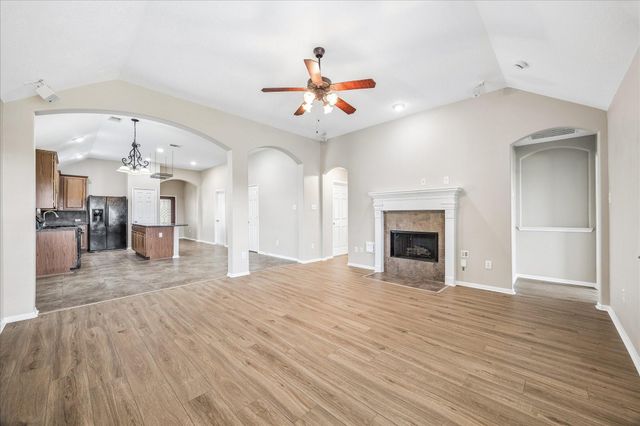 2404 Avalon Trace Lane, Pearland, TX 77581