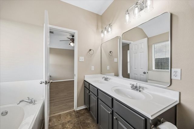 2404 Avalon Trace Lane, Pearland, TX 77581