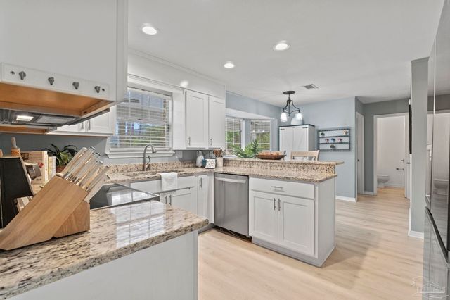 3893 Paradise Bay Dr, Gulf Breeze, FL 32563