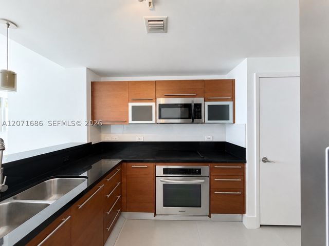 244 Biscayne Blvd 3903, Miami, FL 33132