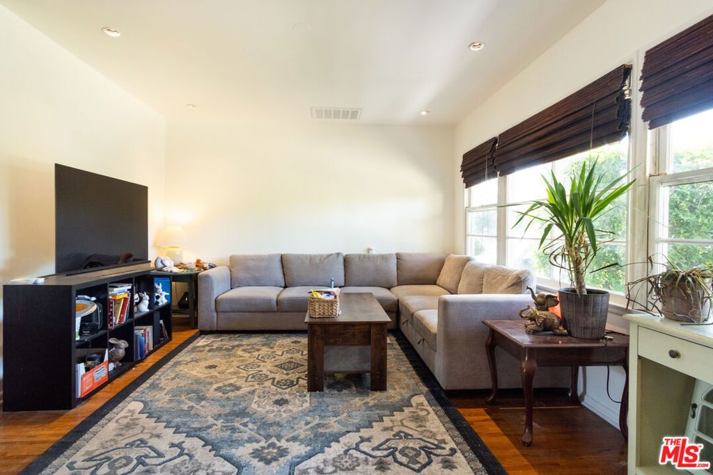 Image 12 of property listing at 7854 Agnes Avenue, North Hollywood, CA 91605