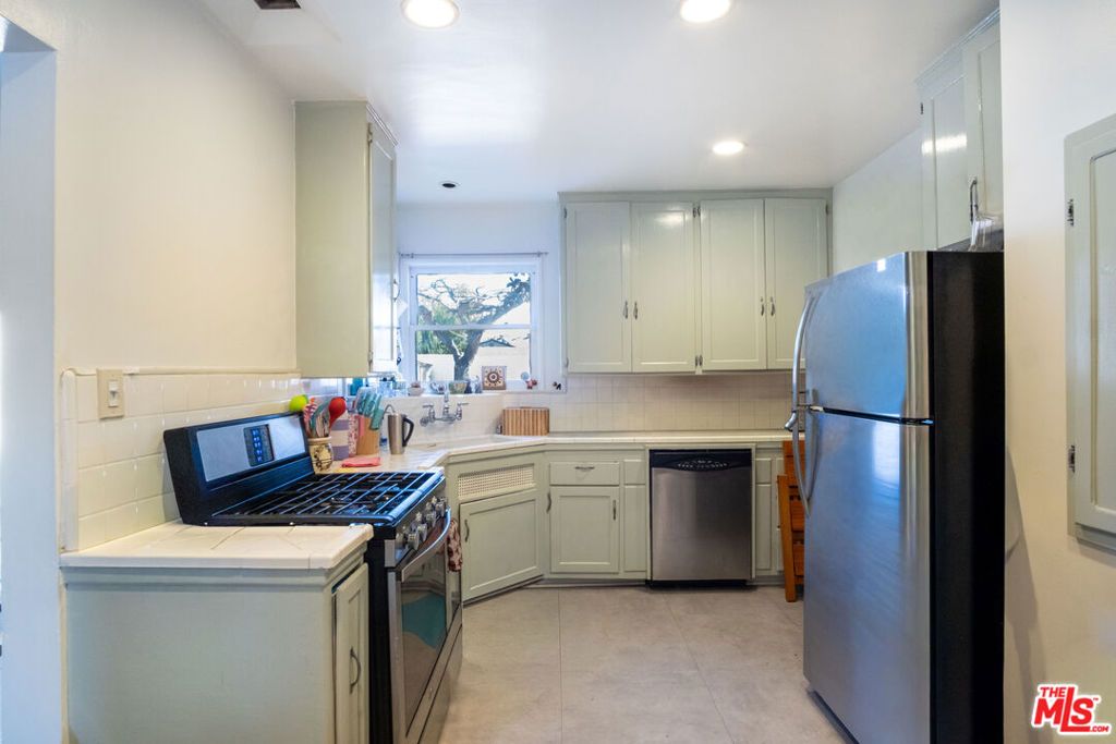 Image 16 of property listing at 7854 Agnes Avenue, North Hollywood, CA 91605