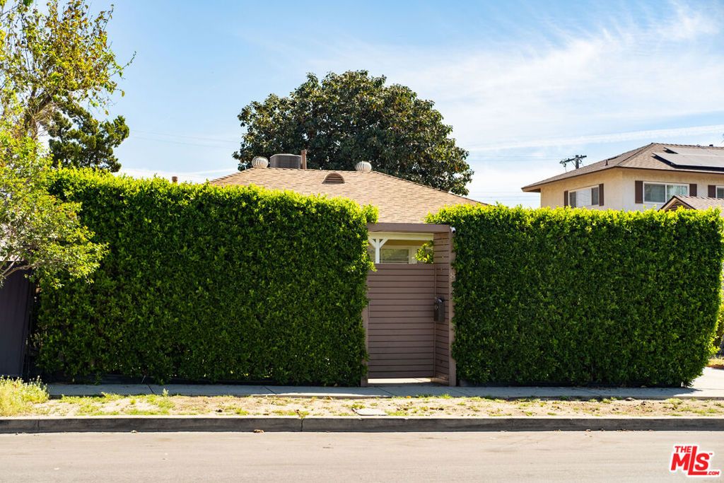 Image 4 of property listing at 7854 Agnes Avenue, North Hollywood, CA 91605