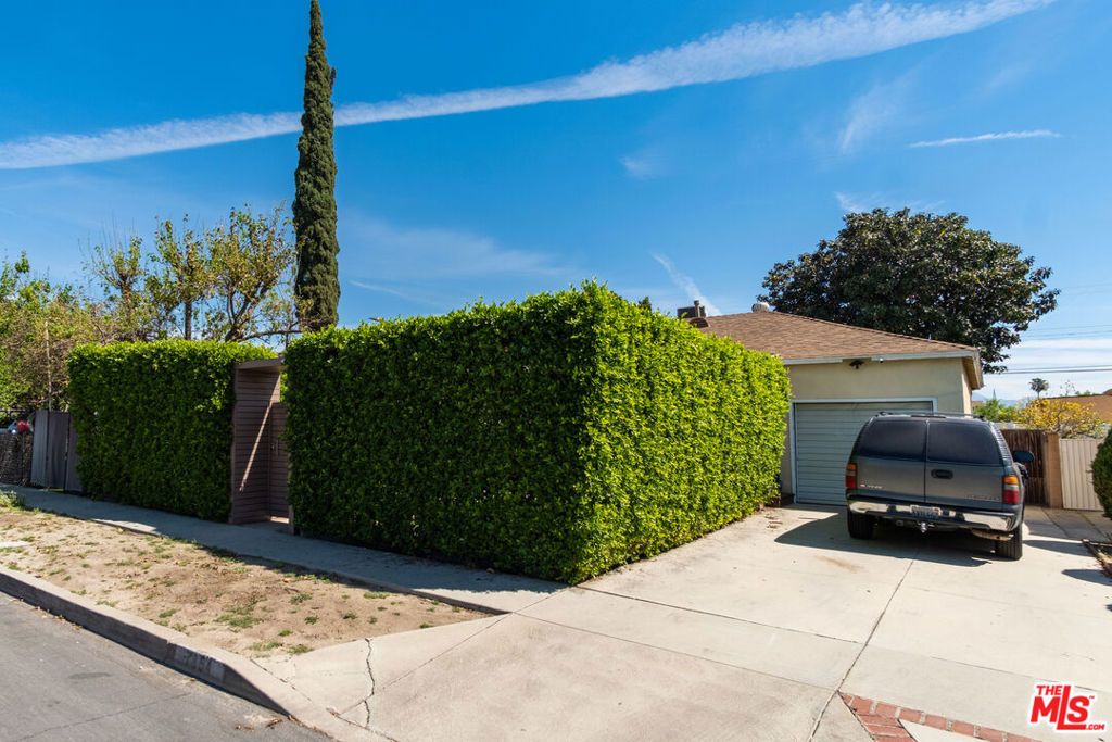 Image 6 of property listing at 7854 Agnes Avenue, North Hollywood, CA 91605