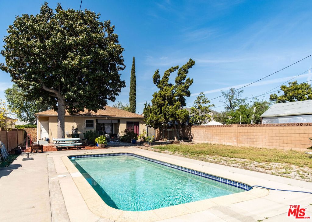 Image 8 of property listing at 7854 Agnes Avenue, North Hollywood, CA 91605