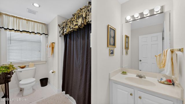 5943 Ashwood Bluff Dr, Louisville, KY 40207