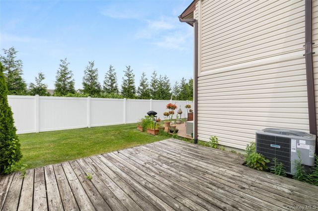 650 newbridge Road 15, East Meadow, NY 11554