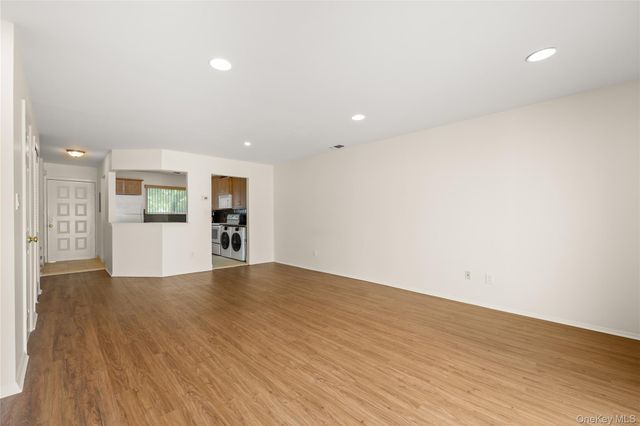 650 newbridge Road 15, East Meadow, NY 11554