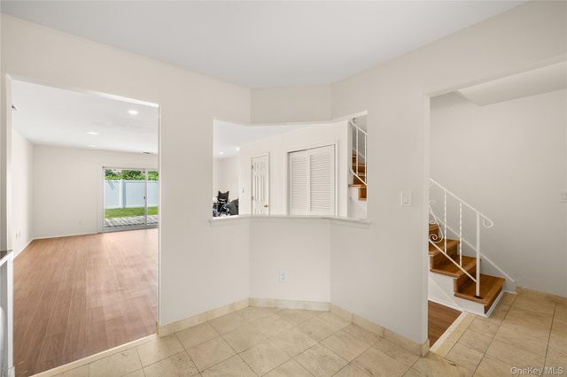 650 newbridge Road 15, East Meadow, NY 11554