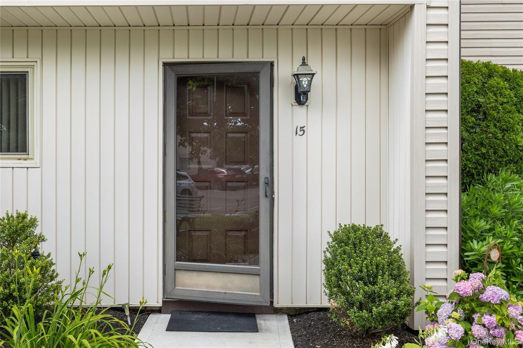 650 newbridge Road 15, East Meadow, NY 11554
