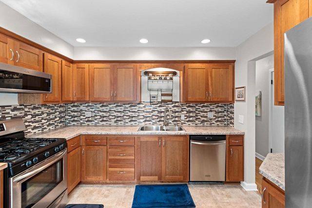 1253 MARIAN LANE, Green Bay, WI 54304