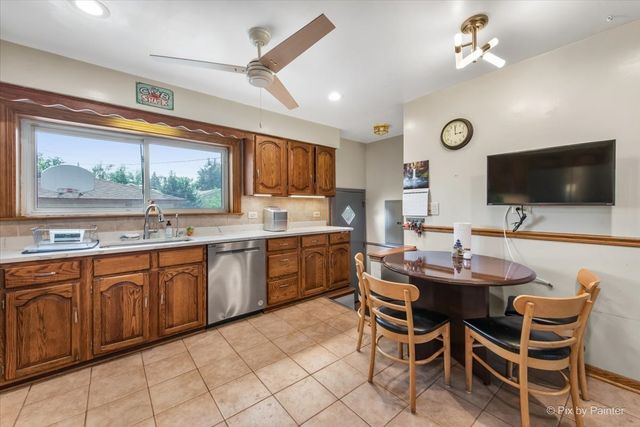 539 W Rose Avenue, Addison, IL 60101