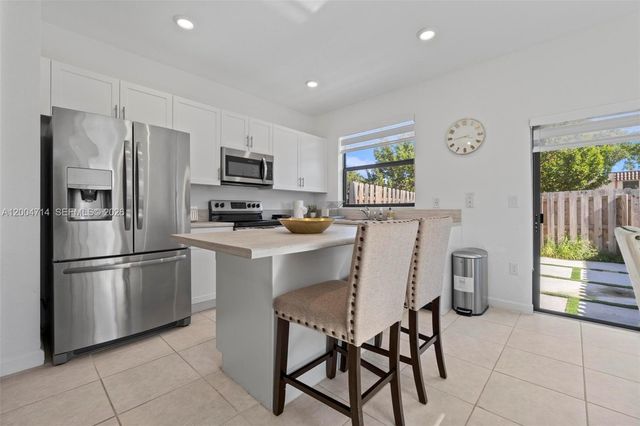 20655 NE 7th Pl, Miami, FL 33179