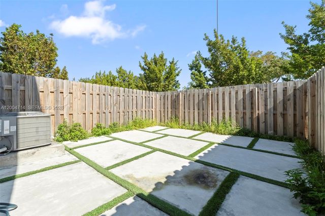 20655 NE 7th Pl, Miami, FL 33179