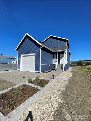 345 Island Lane, Raymond, WA 98577