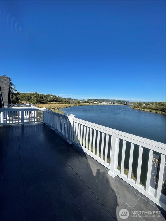 345 Island Lane, Raymond, WA 98577