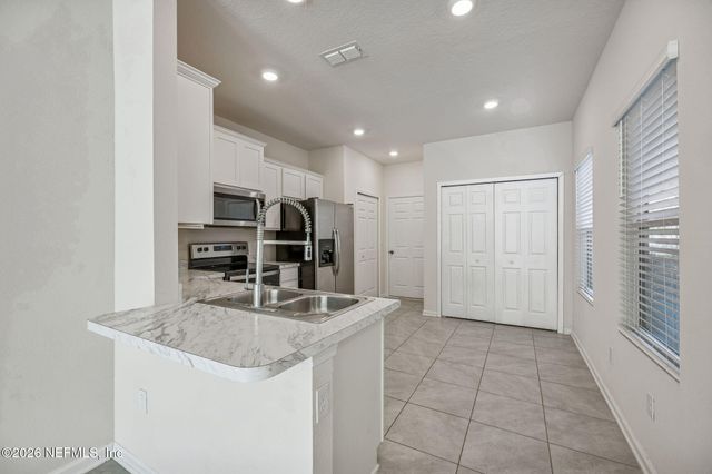 921 CAPITOL Parkway, Jacksonville, FL 32218