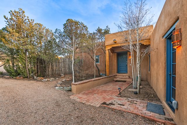 1300 Lejano Lane, Santa Fe, NM 87501