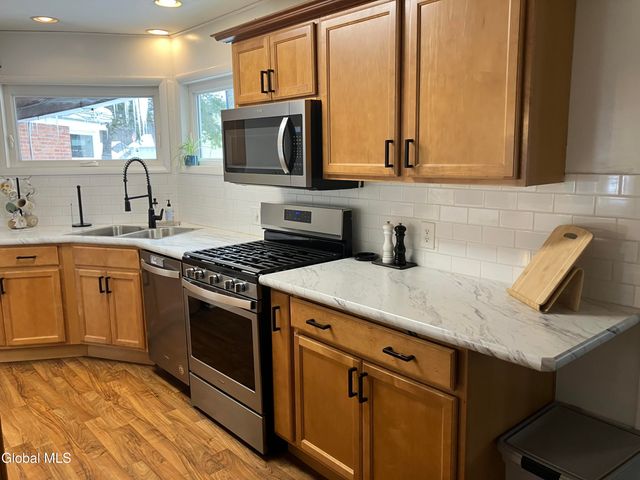 34 Saratoga Drive, Glenville, NY 12302