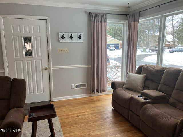 34 Saratoga Drive, Glenville, NY 12302