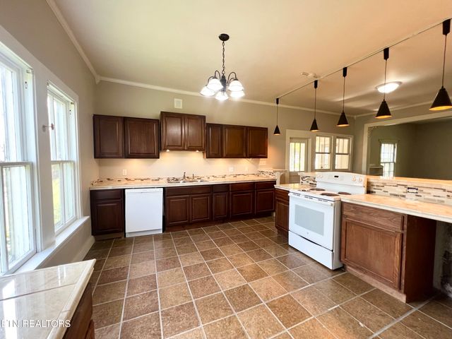 707 Medaris St, Clinton, TN 37716