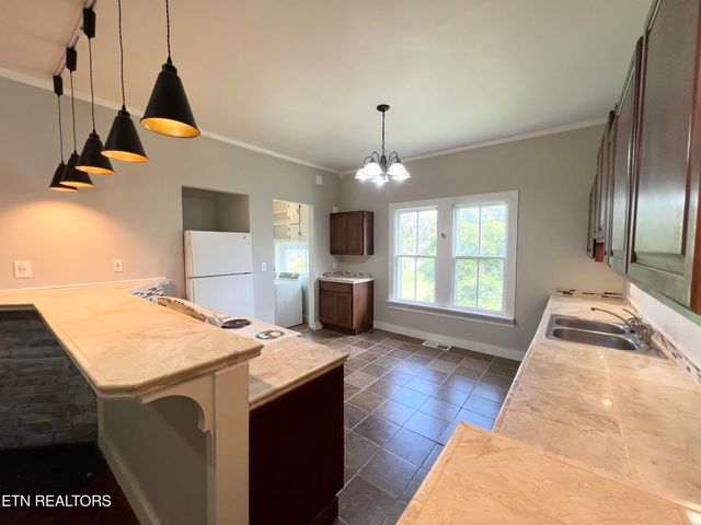 707 Medaris St, Clinton, TN 37716