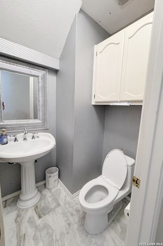 14806 Circle J Trl, Helotes, TX 78023
