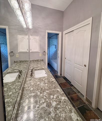 14806 Circle J Trl, Helotes, TX 78023