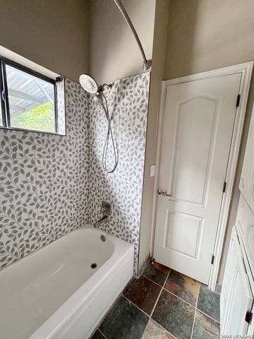 14806 Circle J Trl, Helotes, TX 78023