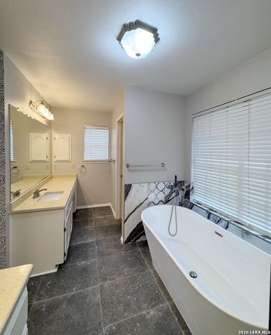 14806 Circle J Trl, Helotes, TX 78023