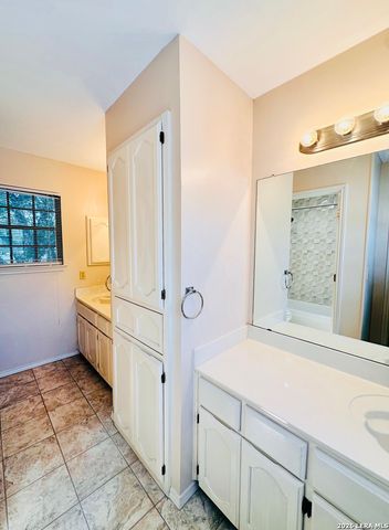 14806 Circle J Trl, Helotes, TX 78023