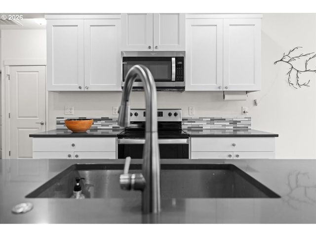 1320 N Broadway St, Estacada, OR 97023