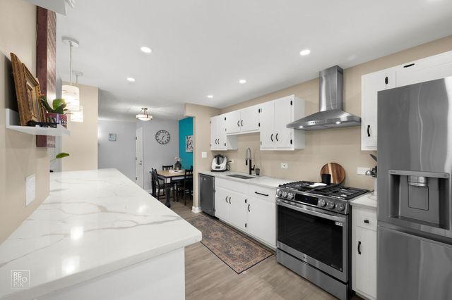 10572 S Palos Place D, Palos Hills, IL 60465