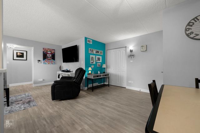 10572 S Palos Place D, Palos Hills, IL 60465