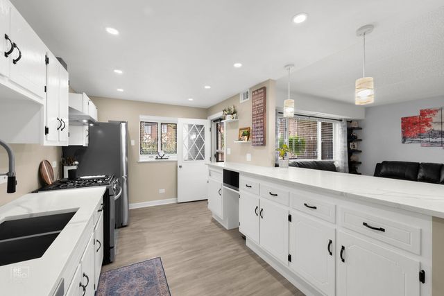 10572 S Palos Place D, Palos Hills, IL 60465
