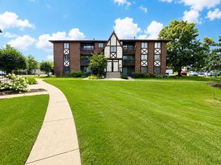 10572 S Palos Place D, Palos Hills, IL 60465