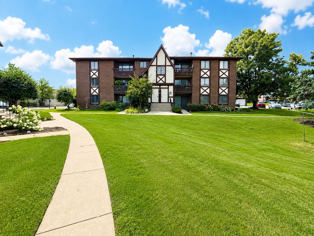 10572 S Palos Place D, Palos Hills, IL 60465