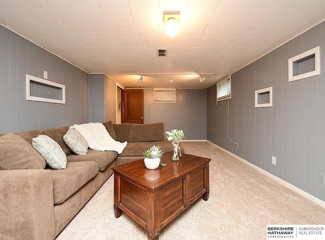 4669 Pine Street, Omaha, NE 68106