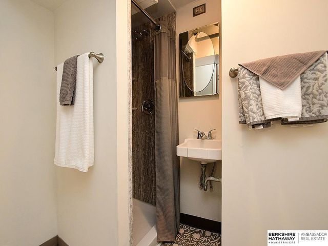 4669 Pine Street, Omaha, NE 68106