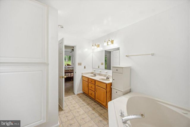 140 COACHMAN RUN RD, Martinsburg, WV 25404