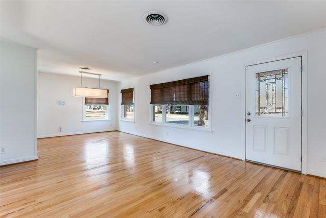 6202 Ravendale Lane, Dallas, TX 75214