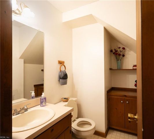 8153 Meandering LN, North, VA 23128