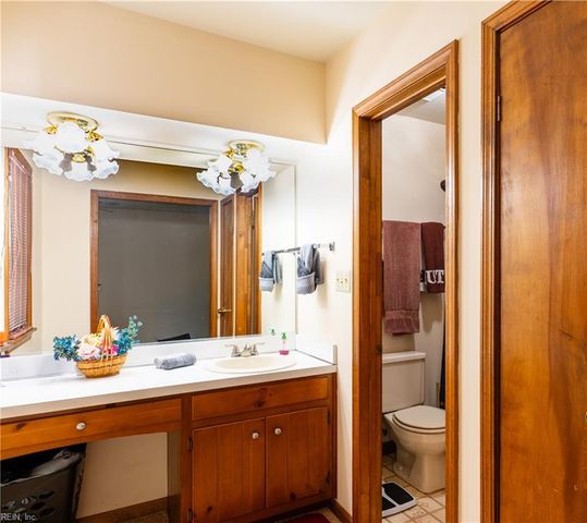 8153 Meandering LN, North, VA 23128